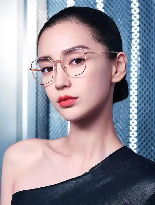 不知道大家有没有发现娱乐圈中很少看见女明星戴眼镜,私下生活中可能