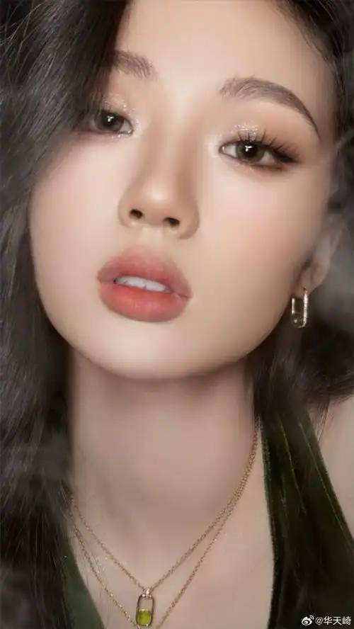 春晚明星妆容大赏##单依纯新年鎏金眼妆##化妆师华天崎##华天崎工作