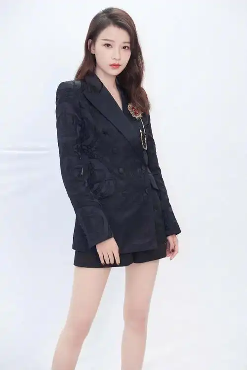 孙怡真的好瘦,穿连衣裙站墙角凹造型,高跟鞋带都绑到了小腿上