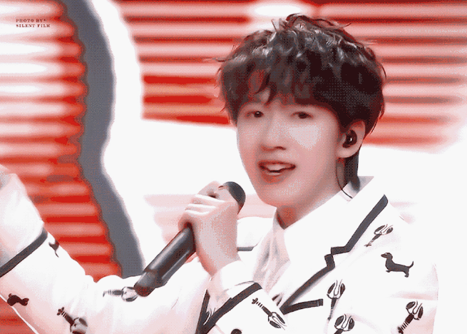 贺峻霖舞台弹钢琴镜头