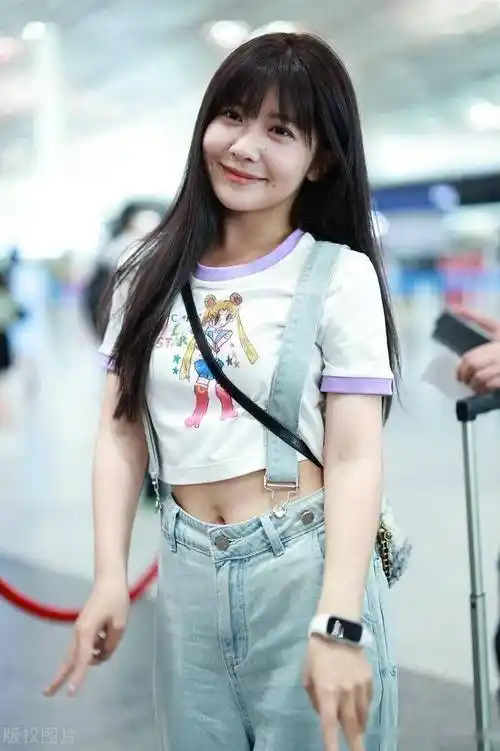 赖美云北京出发,露脐短t搭配背带牛仔裤甜美可爱_机场