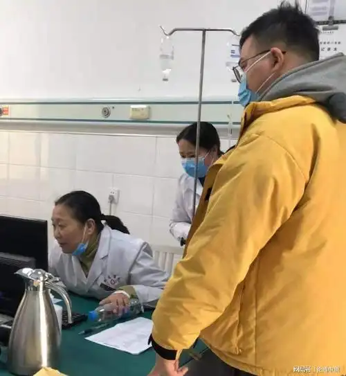 南阳医生打着点滴为患者看病的照片火了医院朋友圈