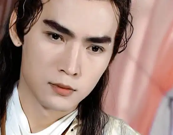 55岁焦恩俊走穴赚钱,头戴假发被调侃,曾为女儿抚养权净身出户_腾讯