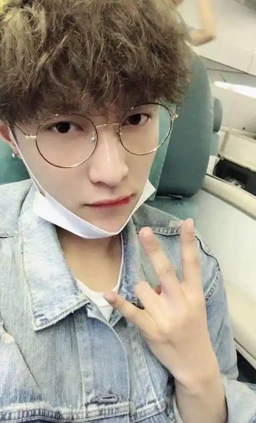 张艺兴晒出戴眼镜的自拍照,他的金色小卷发好看吗_发型_美颜_白色