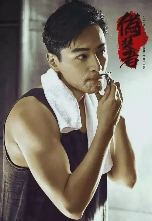 胡歌的身材不错虽然之前在《伪装者》中就能看出谁能抗住啊隐忍的小