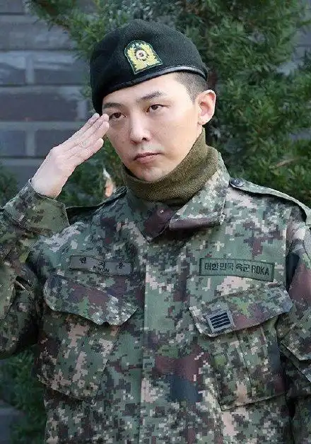 权志龙退伍获三千粉丝迎接当兵20个月多次被质疑享艺人特权