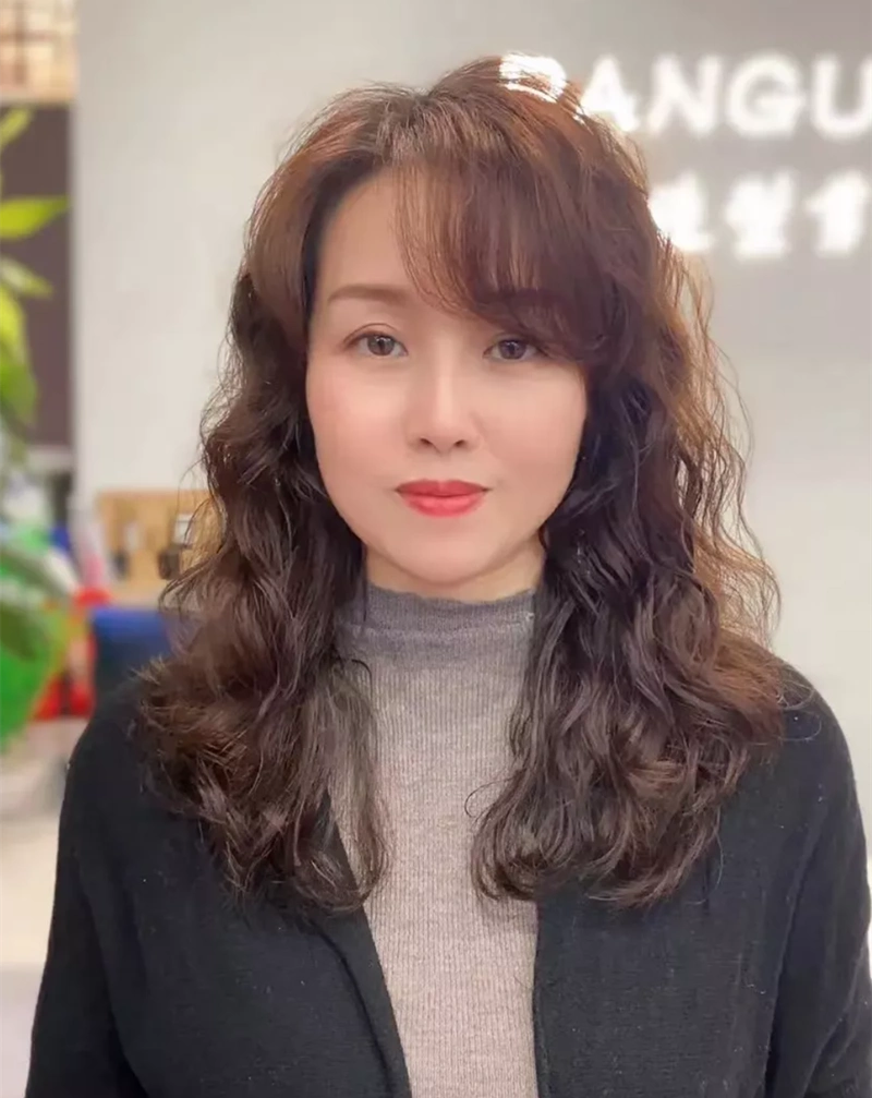 五六十岁的女人,建议过年烫发就选这三种发型,洋气减龄又显气质