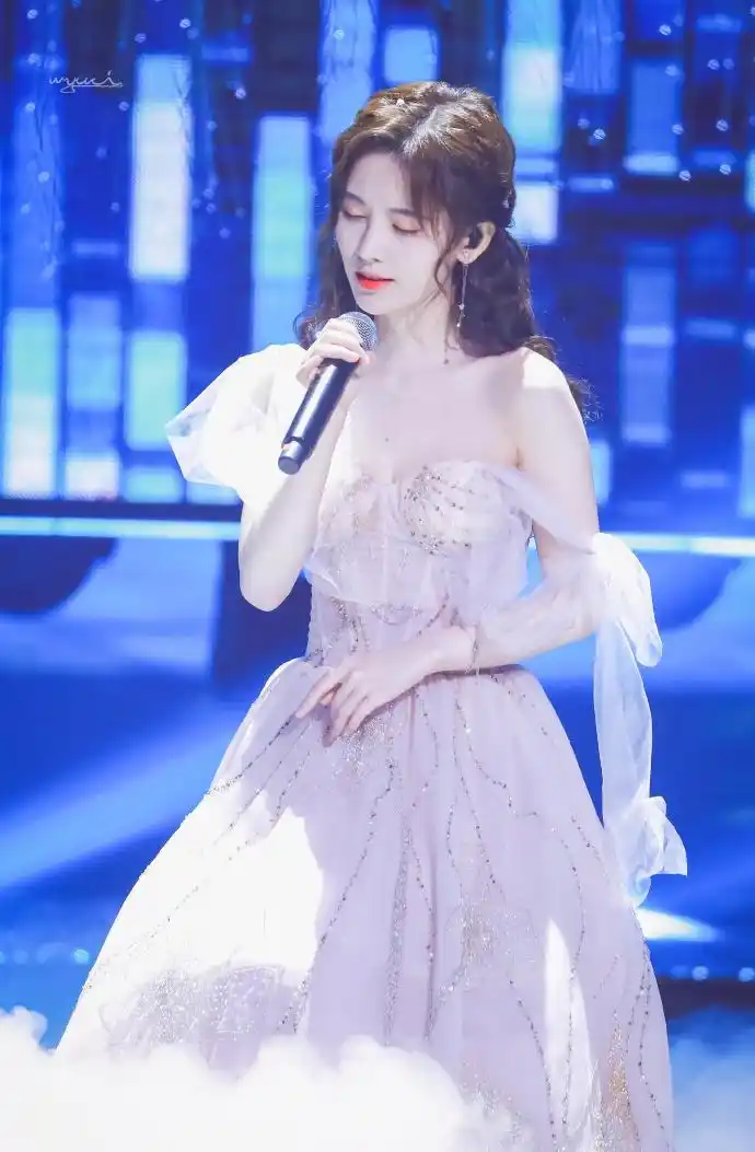 组图:鞠婧祎飘逸纱裙微露香肩 深情演唱肤白貌美明艳动人