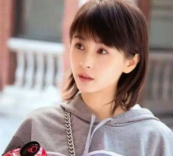 王子文:离开三任丈夫后,她决定未婚生子,在35岁时带着儿子生活_王朔