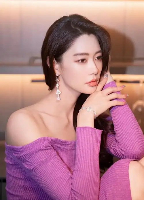 李成敏紫色一字肩,皮肤白皙,美艳动人!__财经头条