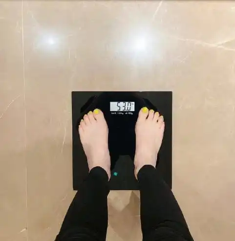 戚薇微博晒出体重秤,霸气回应金瀚!网友看到她的脚后不淡定了
