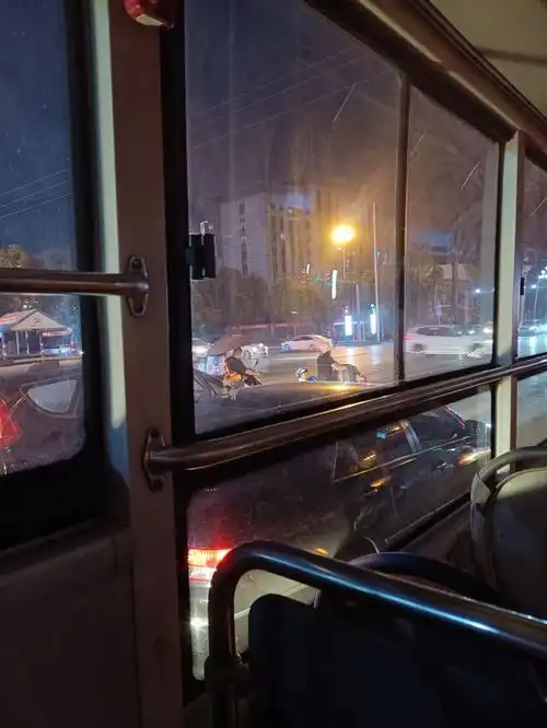 回家的路上赶上最后一班公交车 欣赏这个城市的夜景  累了一天 终于能