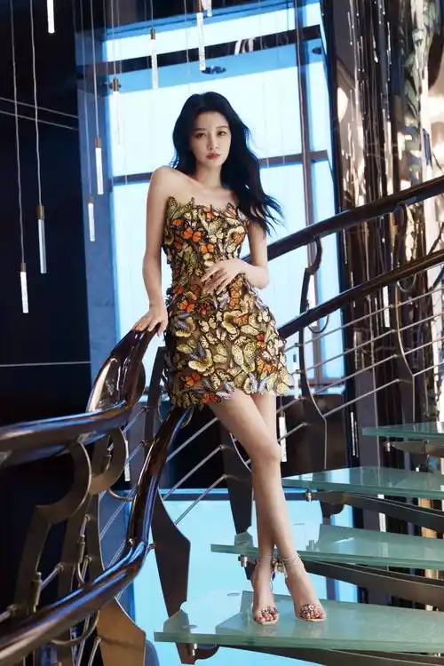 大长腿美女孙怡身材高挑,曲线优美,美艳且性感