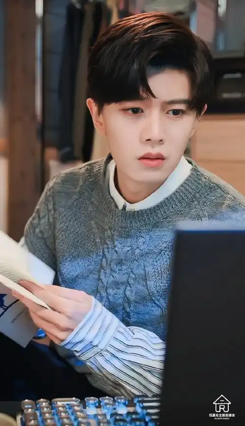 任嘉伦暮色心约##任嘉伦晒赛车手造型自拍