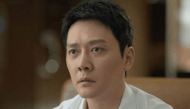 顾清俞的名字时,施源是欣喜的,冯绍峰用嘴角微微上扬来表达这个情绪