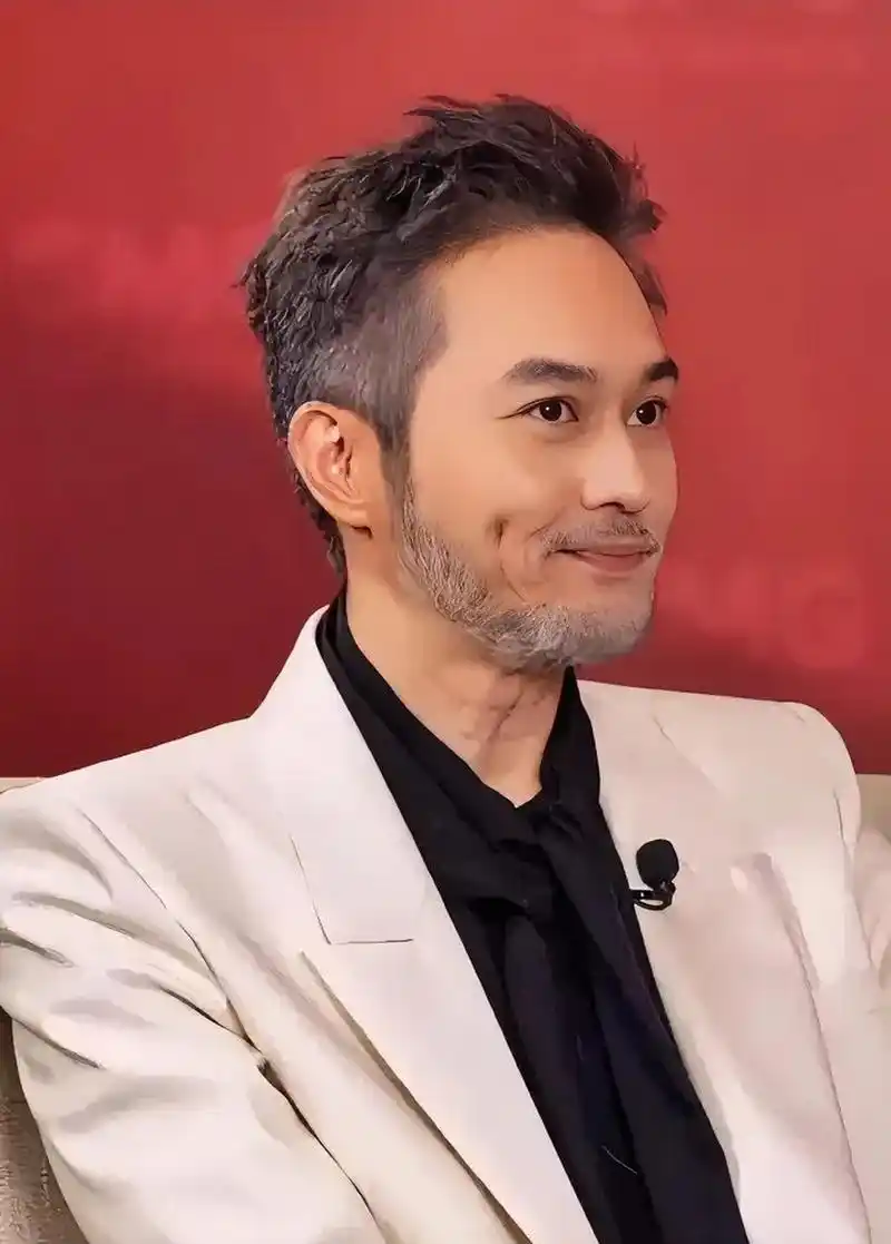 张智霖这个胡子是假的吧,怎么会有人的胡子这样长,不是一般都在下巴