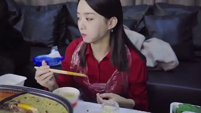 赵丽颖穿红衣吃鸳鸯锅,谁留意到她脖子上套了啥?小举动太圈粉了