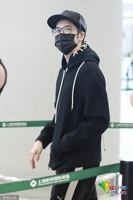 王力宏包裹严实全副武装 戴黑框眼镜增添书卷气