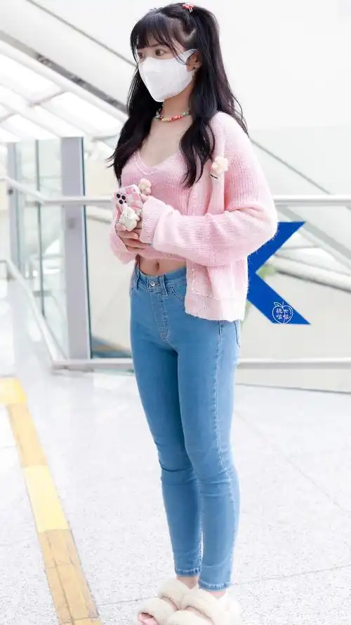 930赖美云赖美云今日机场私服一则身穿粉色渐变小花装饰针织衫套装