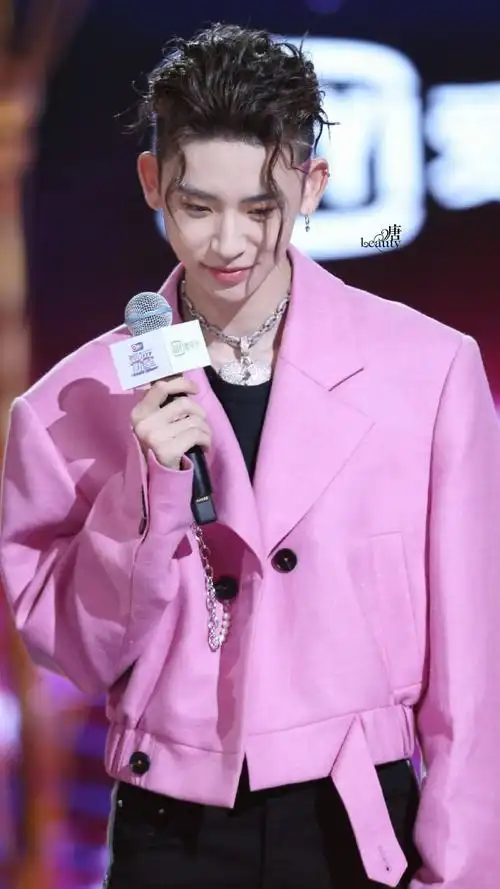 小鬼王琳凯[超话]##小鬼粉色鬓角