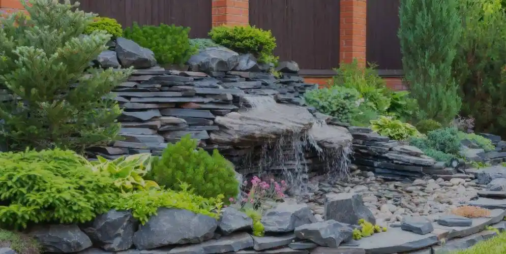 在园林假山流水景观设计中,虽然石头是固定的,不会移动,但通过不同的