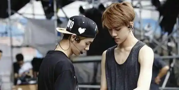 八卦明星鹿晗黄子韬_吴亦凡鹿晗黄子韬_鹿晗黄子韬扔纸巾