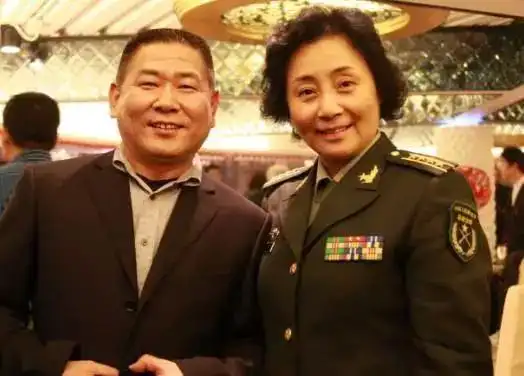 在事业上兢兢业业,在感情上,庞敏却是低调之人,她跟着军人丈夫一起