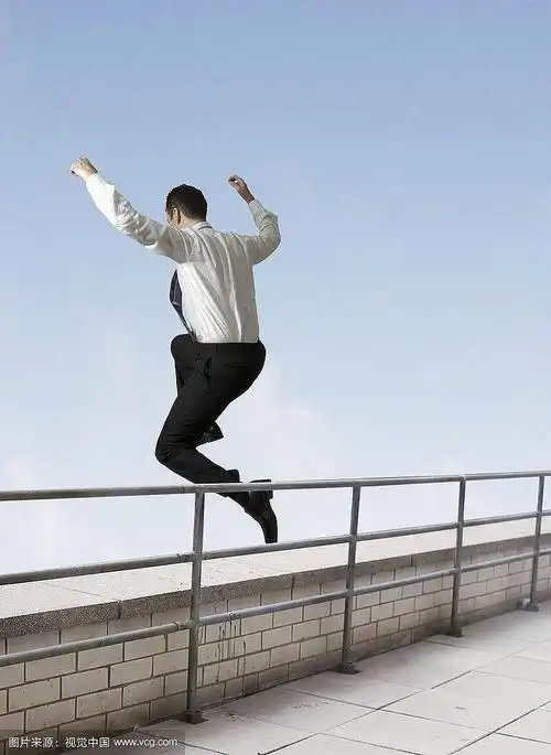 天台上赌球的跳不跳不跳让一让炒股的先来