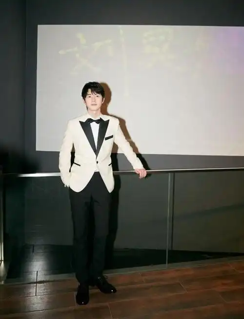 则是一条修身西装裤和一双皮鞋,以及中筒长袜的经典搭配,这样让刘昊然