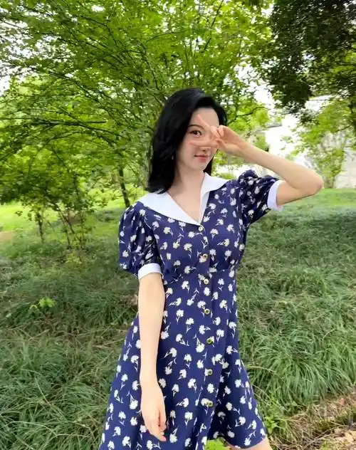 景甜夏天拍美照,穿碎花连衣裙搭配马丁靴,清新又潮流!_时尚_颜色_设计