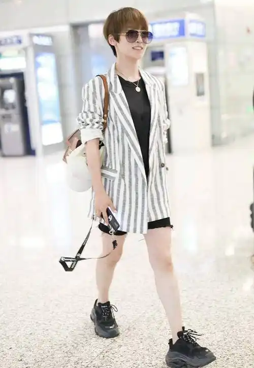 吴京小娇妻谢楠身材真好穿条纹裙小露香肩优雅温柔有气场