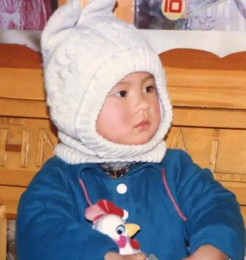 张予曦童年照曝光,五官可爱宛如洋娃娃,有没有整容很明显_时候