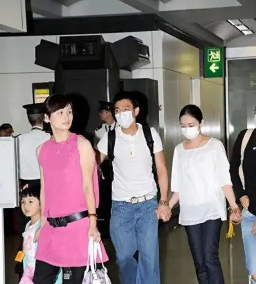 61岁刘德华与妻子到学校观看女儿演出被围观长大的女儿很可爱