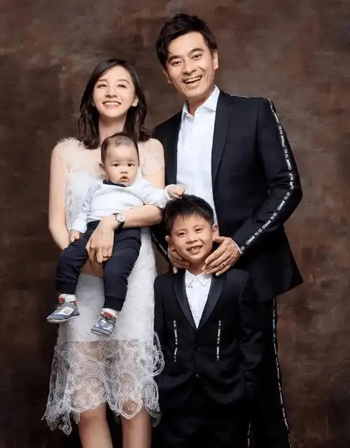 陈龙:曾是胶水厂工人,闪婚小10岁章龄之,走红后对妻子不离不弃