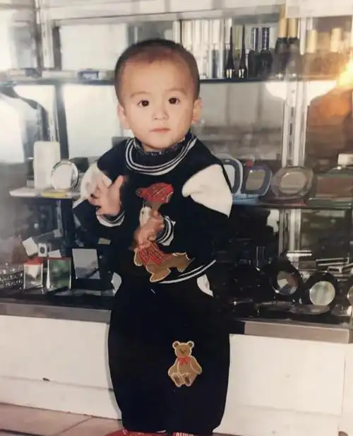 而网上也流传著不少他小时候的照片,跟现在完全没有差别,根本是等比例