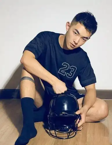 组图:身高176的小奶狗,穿黑色t恤 黑色短裤 黑色袜子,太酷了!