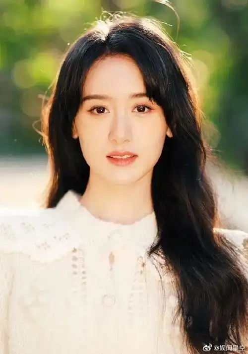 袁冰妍 内娱找不到第二个了,她不属于可爱挂的,但是卖起萌来又很自然.