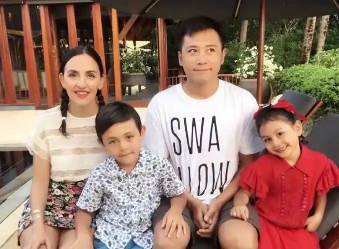 刘烨一家四口幸福出镜,穿着朴素太接地气,霓娜长开变高冷小美女_造型