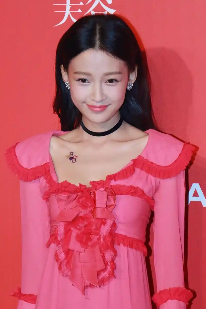 最近董子健和孙怡被拍到一起逛街带娃,两个人带着孩子随便闲逛,彼此