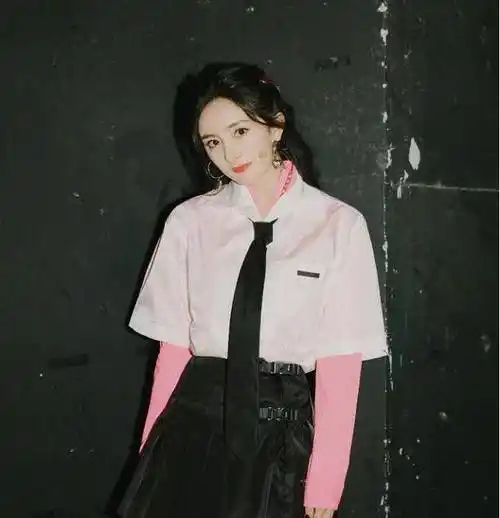 百褶短裙搭配白色衬衣杨幂女神的学生装网友真嫩