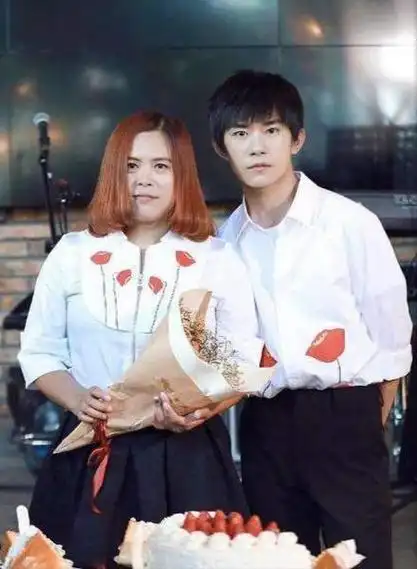 易烊千玺的家庭是单亲家庭吗 易烊千玺妈妈厂妹出身(29)