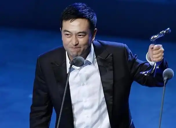 5位越老越帅的男星年轻时其貌不扬人过中年却儒雅帅气