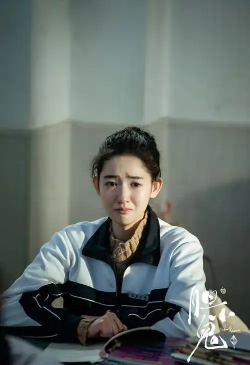 在《少年派》里,22岁的她和赵今麦一起演,演的是校花"邓小琪".