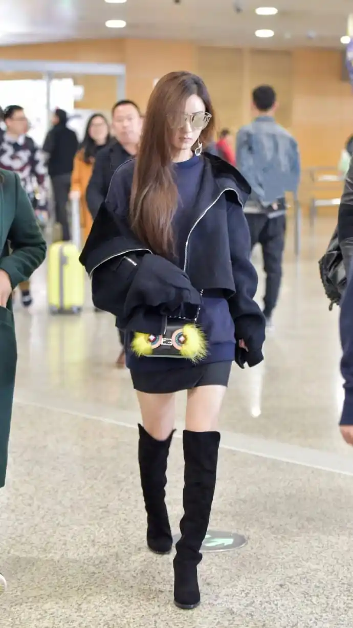赵丽颖走机场也挺自信的,穿卫衣搭短裙凹下衣失踪,细腿赚饱眼球