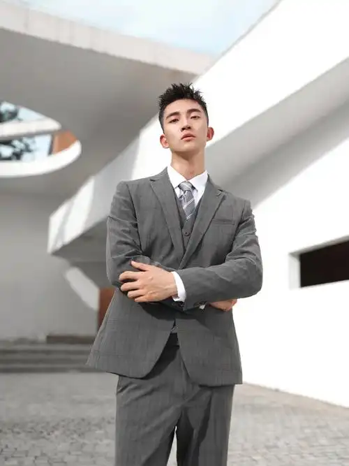 日常生活的精致感从穿搭开始搭了套利郎的条纹灰色西装三件套9599