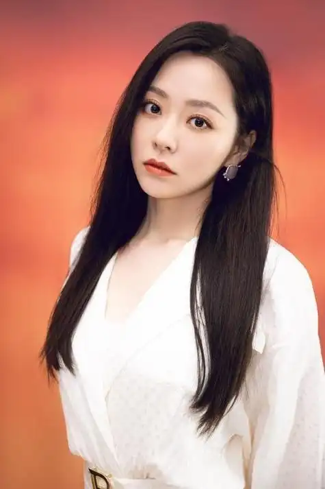 张靓颖:海豚公主之美,舞动心灵的音乐瑰宝