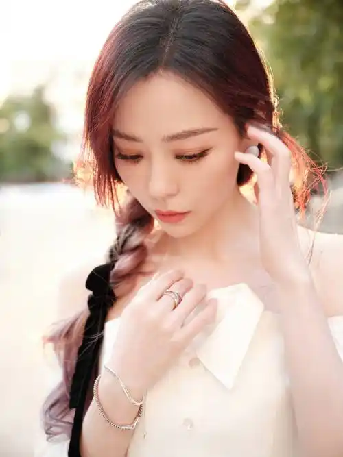 张靓颖以"靓"为名,尽显傲人身材,穿抹胸衣大方展示好身材!