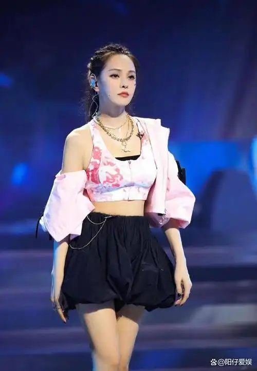 才女伊能静,嫁给小10岁的秦昊,将生活过成自己想要的样子