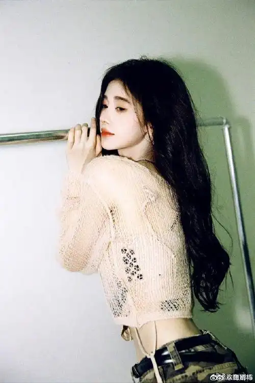 鞠婧祎发了11张库存##鞠婧祎雨衣造型