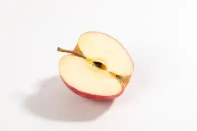 白色背景上切开的半个新鲜苹果